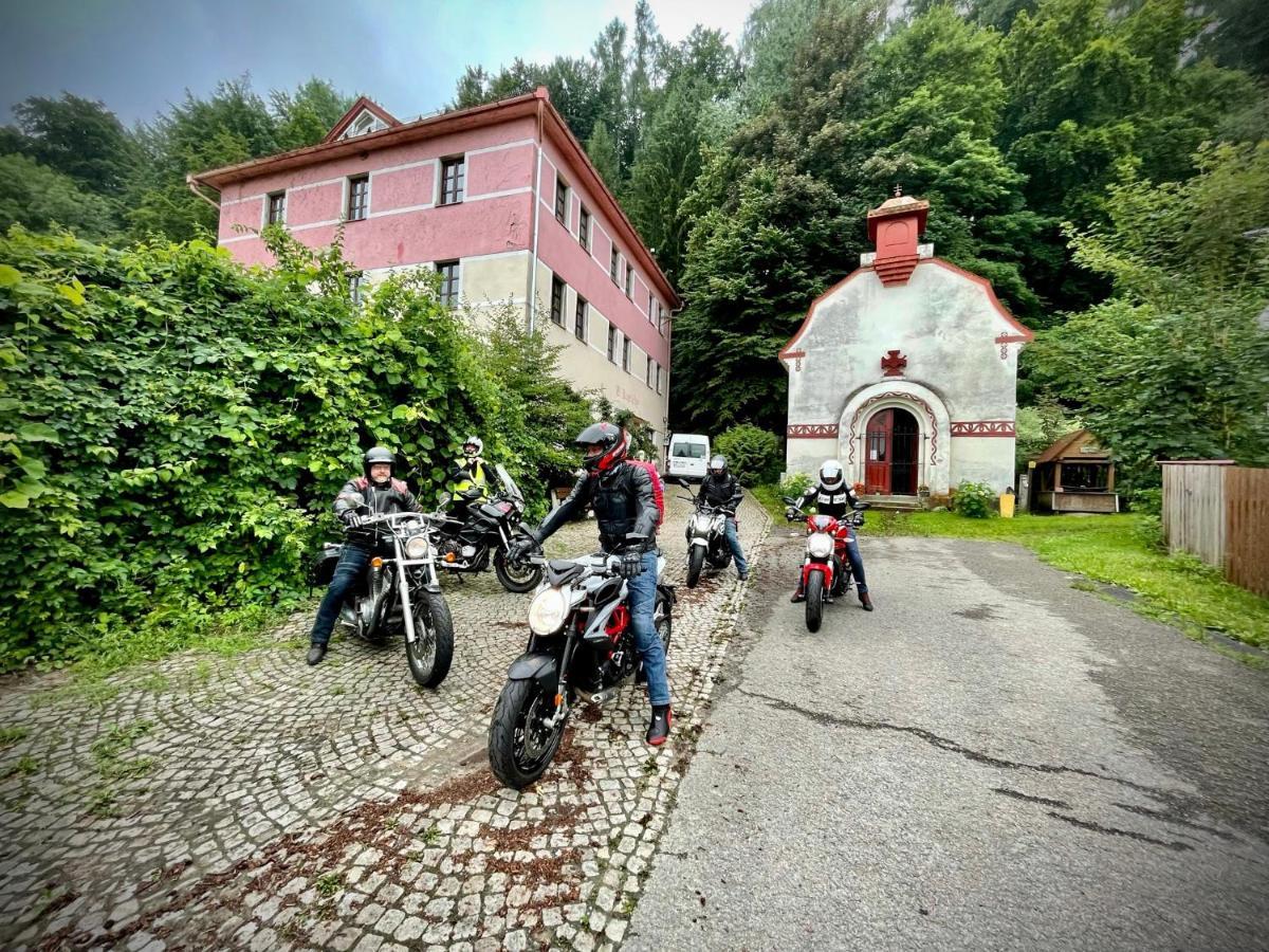 Haraburdi Recyclart Hotel Kostelec nad Orlicí Exterior foto